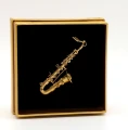 Przypinka saksofon - złoty miniaturowy instrument w pudełku prezentowym - wpinka 6 cm