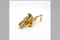 Przypinka saksofon - złoty miniaturowy instrument w pudełku prezentowym - wpinka 6 cm