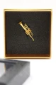 Przypinka trąbka - złoty miniaturowy instrument w pudełku prezentowym - wpinka 4 cm
