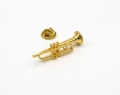 Przypinka trąbka - złoty miniaturowy instrument w pudełku prezentowym - wpinka 4 cm