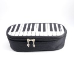 Piórnik materiałowy owalny czarny z motywem klawiatury 21x10x6cm kosmetyczka