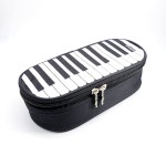 Piórnik materiałowy owalny czarny z motywem klawiatury 21x10x6cm kosmetyczka