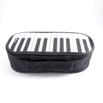 Piórnik materiałowy owalny czarny z motywem klawiatury 21x10x6cm kosmetyczka