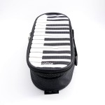 Piórnik materiałowy owalny czarny z motywem klawiatury 21x10x6cm kosmetyczka