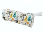 Piórnik z materiału okrągły kremowy kolorowa gitara i ukulele 23x8.5cm