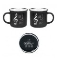 Czarny porcelanowy kubek o pojemności 350 ml ozdobiony białym kluczem wiolinowym z napisem All I need is Music w pudełku prezentowym