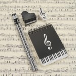 Zestaw szkolny średni klawiatura fortepianu i klucz wiolinowy: notesik, dwa ołówki, gumka i temperówka