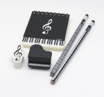 Zestaw szkolny średni klawiatura fortepianu i klucz wiolinowy: notesik, dwa ołówki, gumka i temperówka