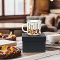 Biały kubek porcelanowy w kolorowe gitary elektryczne pakowane w czarne pudełko