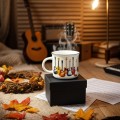 Biały kubek porcelanowy w kolorowe gitary elektryczne pakowane w czarne pudełko