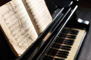 Nuty na pianino vs. nuty na fortepian – różnice i praktyczne wskazówki